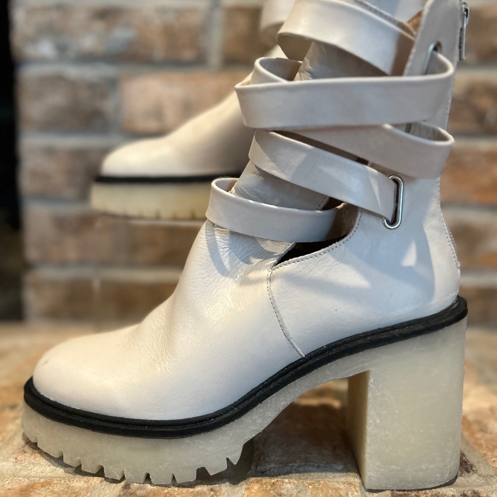 FPB2– Free People Cream Heeled Boots - Picture 2 of 8